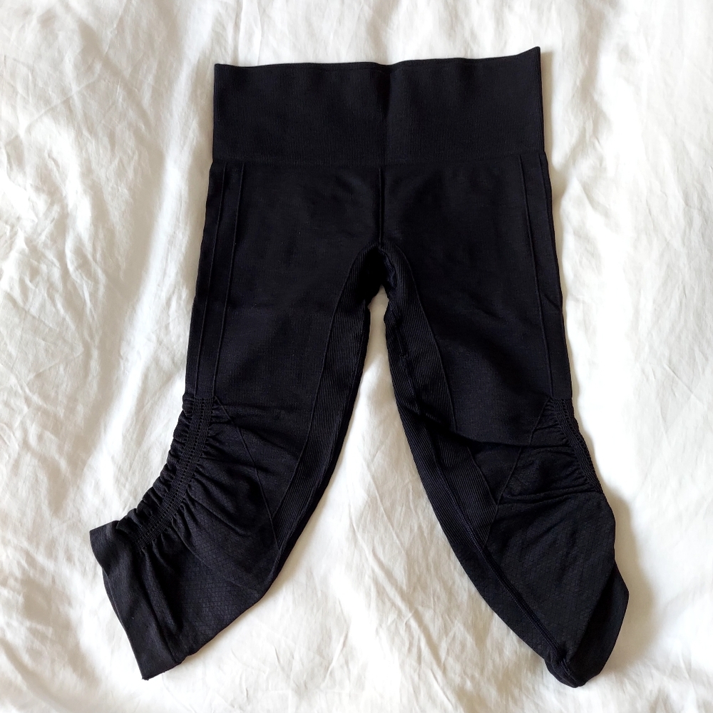 LULULEMON Awakening Crop Taryn Toomey Collection 17" Dark Gray size 4